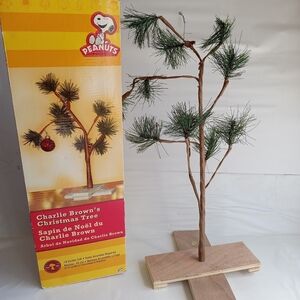 Christmas tree peanuts snoopy